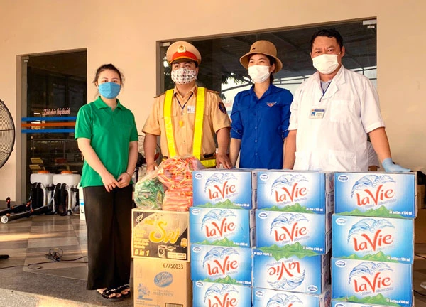 Trao quà cho Chốt Kiểm soát dịch Covid-19 tại Trạm dừng nghỉ km 237 (cao tốc Nội Bài – Lào Cai).