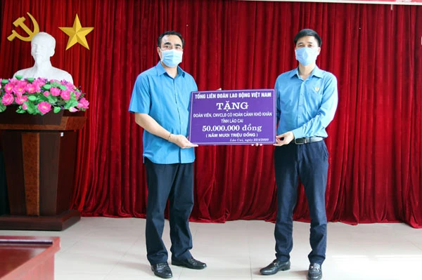 Tổng LĐLĐ Việt Nam tặng quà đoàn viên, lao động có hoàn cảnh khó khăn tỉnh Lào Cai.