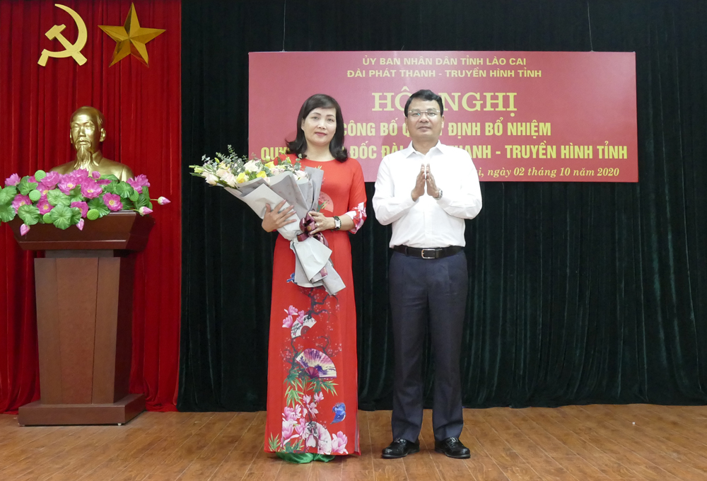 Chủ tịch UBND tỉnh Đặng Xuân Phong trao Quyết định điều động, bổ nhiệm Quyền Giám đốc Đài Phát thanh –Truyền hình tỉnh Lào Cai.