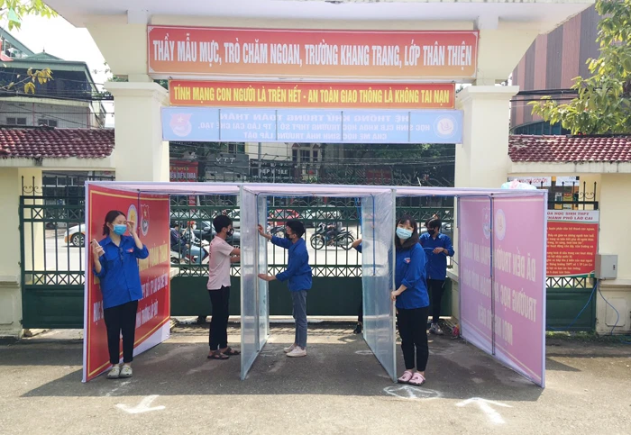Giàn phun khử trùng toàn thân đã được lắp đặt xong.