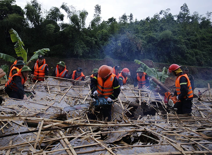 Luyện thể lực để có đủ sức khỏe hoàn thành nhiệm vụ được giao. Một buổi diễn tập công tác phòng cháy, chữa cháy và cứu nạn, cứu hộ quy mô lớn. Rèn luyện kỹ năng dập đám cháy một cách hiệu quả nhất. Khi xảy ra vụ hỏa hoạn, các chiến sỹ cứu hộ luôn là những người dũng cảm, vượt qua hiểm nguy để tìm kiếm, cứu hộ nạn nhân. Luôn đến kịp thời khi hỏa hoạn xảy ra. Đối mặt với “giặc lửa”. Dù trong điều kiện thời tiết nào, các chiến sỹ cứu hộ vẫn dũng cảm hoàn thành nhiệm vụ. Có mặt kịp thời khi xảy ra lũ lụt để cứu hộ, cứu nạn. Cứu người dân bị lũ cuốn. Giúp nhân dân xã Phìn Ngan (Bát Xát) dựng lại nhà trong trận lũ lịch sử năm 2016.