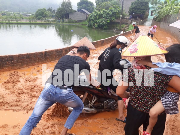 Nhiều tuyến đường liên thôn, liên xã ở Bát Xát dầy một lớp bùn đất, khiến người dân đi lại gặp nhiều khó khăn.