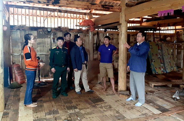 Lãnh đạo huyện Bắc Hà thăm hỏi, động viên gia đình bị thiệt hại do mưa đá, dông lốc (ảnh chụp trước 1/4/2020).