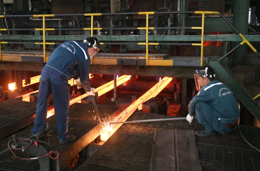 Hoạt động sản xuất tại Nhà máy Gang thép Lào Cai. Vận hành dây chuyền tuyển quặng nổi tại Nhà máy tuyển apatit Bắc Nhạc Sơn. Các nhà máy thủy điện trên địa bàn vẫn duy trì hoạt động đưa điện lên lưới. Các cửa hàng xăng dầu trên địa bàn tỉnh duy trì trực phục vụ khách hàng. Các công nhân, kỹ sư tập trung đẩy nhanh tiến độ thi công các hạng mục tại Dự án mở rộng, nông cấp Nhà máy Luyện đồng Lào Cai. Thi công Dự án cụm liên trường Kim Tân, thành phố Lào Cai. Nông dân thành phố Lào Cai thu hái dưa. Nông dân Sa Pa chăm sóc rau trong nhà lưới. Trang trại nuôi gà ở xã Bảo Nhai, huyện Bắc Hà.