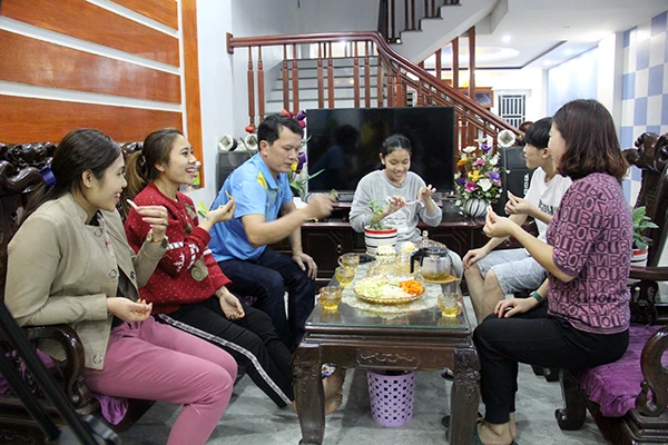 Cả gia đình cùng quây quần thưởng thức món mứt tết.