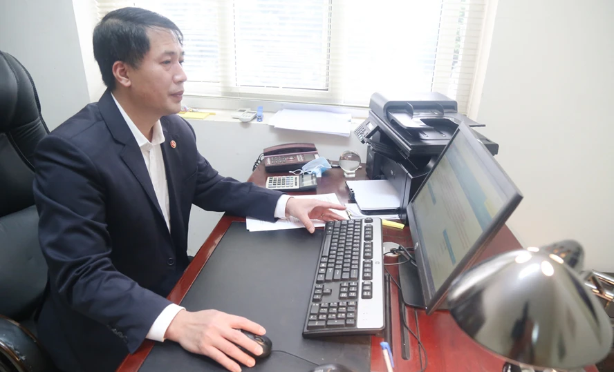 Lãnh đạo Kho bạc Nhà nước thị xã Sa Pa kiểm tra hồ sơ qua hệ thống dịch vụ công trực tuyến.