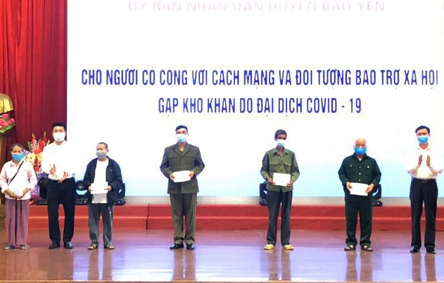 Trao tiền hỗ trợ cho người có công với cách mạng và đối tượng bảo trợ xã hội gặp khó khăn do đại dịch Covid-19.