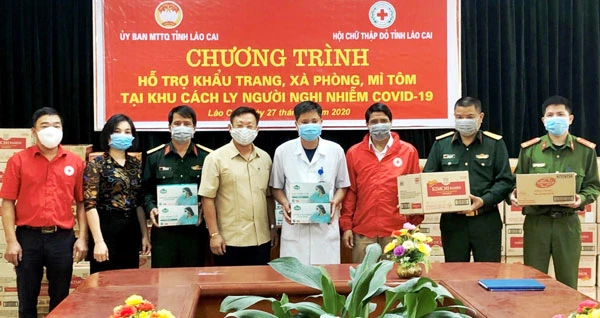 Ủy ban Mặt trận Tổ quốc Việt Nam tỉnh phối hợp với Hội Chữ thập đỏ tỉnh tặng khẩu trang, xà phòng, mỳ tôm tại khu cách ly người nghi nhiễm Covid-19.