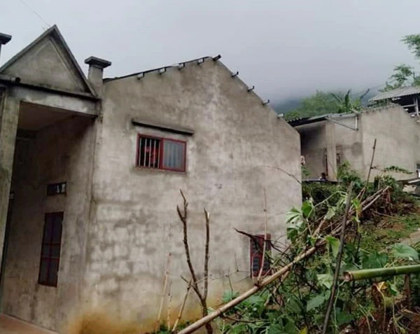 Thôn Van Hồ (xã Phìn Ngan) có khoảng 50 nhà bị tốc mái do trúng luồng gió lốc mạnh.