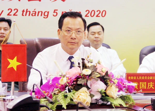 Phó Chủ tịch UBND tỉnh Lào Cai Hoàng Quốc Khánh phát biểu tại hội nghị trực tuyến.