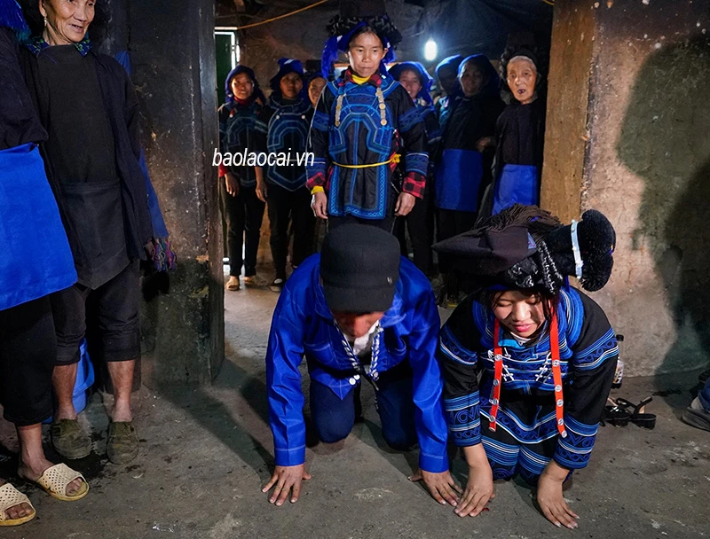 Hai ông mối từ nhà gái về thông báo lại cho nhà trai, lúc này bên nhà trai sẽ chính thức thông báo mời mọi người ăn cỗ cưới. Cô dâu trang điểm để chờ nhà trai sang rước dâu. Đoàn đón dâu của nhà trai sẽ có chú rể, phù rể và em hoặc chị gái của chú rể đi cùng đến đón dâu. Phù rể sẽ vào trong nhà thông báo đã đến giờ và chú rể đang chờ ở ngoài cửa, mời cô dâu ra cửa để đoàn nhà trai đón đi. Đoàn đón dâu đi thẳng về nhà trai, trên đường đi không nghỉ và không quay lại nhà gái. Khi về đến nhà trai, mẹ của chú rể ra cửa, cầm một gáo nước sạch để rửa tay cho chú rể, cô dâu và các thành viên khác trước khi vào trong nhà làm lễ. Cô dâu được nghỉ ngơi trong căn buồng của nhà trai khi mới rước về. Cô dâu và chú rể quỳ lạy một lần trước bàn thờ tổ tiên để cầu mong tổ tiên chứng nhận và bảo vệ. Vào tới trong nhà, mẹ chàng trai sẽ đeo lên vai cô dâu một chiếc gùi trong đó có hai gói xôi. Cô dâu đeo lên và chú rể đứng sau; khi cô dâu hạ gùi xuống thì chú rể phải đón được chiếc gùi, điều này thể hiện sự hòa hợp giữa chàng trai và cô gái, thể hiện họ sẽ luôn bên nhau hạnh phúc trăm năm. Khi các nghi thức được thực hiện xong, mâm cơm cúng được sắp trước bàn thờ tổ tiên để thầy cúng làm lễ. Cuối ngày là nhà trai tổ chức bữa cơm thân mật mời họ hàng, làng xóm tới dự cùng vui. Sau lễ cưới, cô dâu chú rể cùng nhau ra vườn chăm sóc cây cối để lấy may.