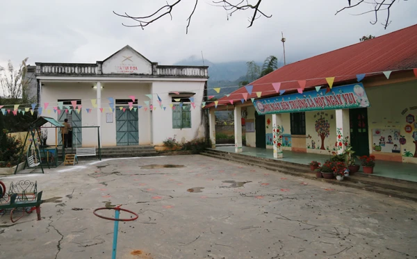 Nhà văn hóa thôn Xuân Lý (Gia Phú - Bảo Thắng) chật chội, lại nằm trong khuôn viên một điểm trường mầm non. Nhà văn hóa thôn Xuân Lý (Gia Phú - Bảo Thắng) chật chội, lại nằm trong khuôn viên một điểm trường mầm non.