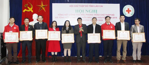 Trao Bằng khen của Trung ương Hội Chữ thập đỏ Việt Nam cho các tập thể, cá nhân.