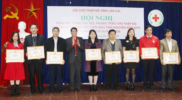 Tặng Giấy khen của Hội Chữ thập đỏ tỉnh cho các tập thể, cá nhân.
