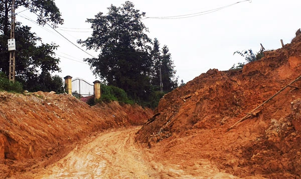 Dự án nâng cấp đường Sa Pả - Tả Phìn - Bản Khoang đã triển khai gần 3 năm, nhưng nhiều đoạn vẫn chưa thi công xong nền đường.