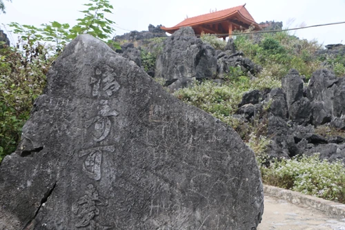 Bốn chữ “Thanh kỳ khả ái” trên dãy núi Xuân Đài vẫn là nơi gặp gỡ xúc cảm của bao bậc tao nhân mặc khách xưa nay.