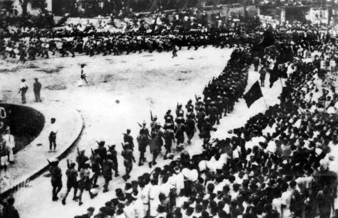 Ngày 28-8-1945, đoàn Giải phóng quân ở Việt Bắc về duyệt binh tại Quảng trường Nhà hát Lớn Hà Nội. Ảnh tư liệu
