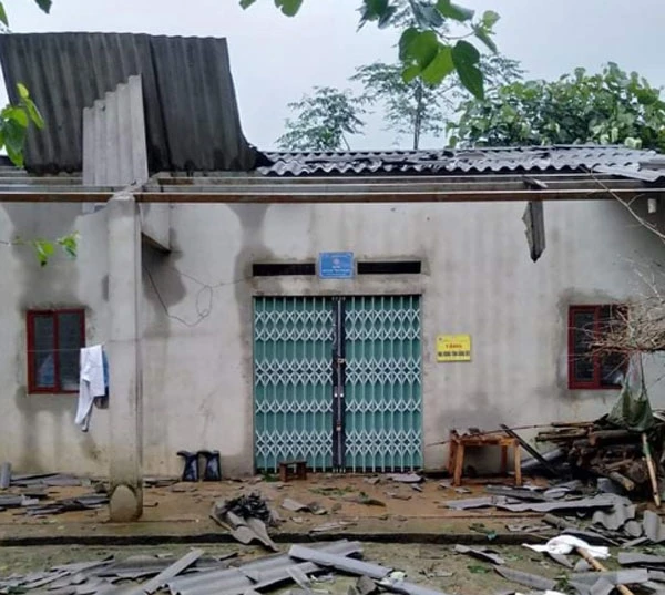 Một số ngôi nhà bị thiệt hại nặng nề sau trận gió lốc.