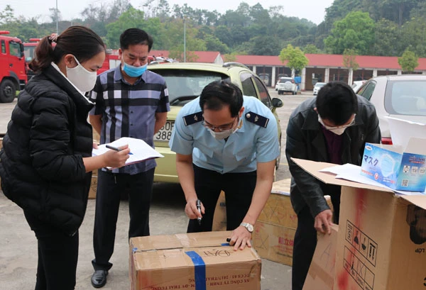 Các cơ quan chức năng giám định khẩu trang.