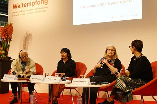 Buổi giao lưu về cuốn Cánh đồng bất tận của Nguyễn Ngọc Tư tại Đức được giới thiệu trên báo chí Đức (từ trái qua: dịch giả Günter Giesenfeld, nhà văn Nguyễn Ngọc Tư, dịch giả Marianne Ngo).