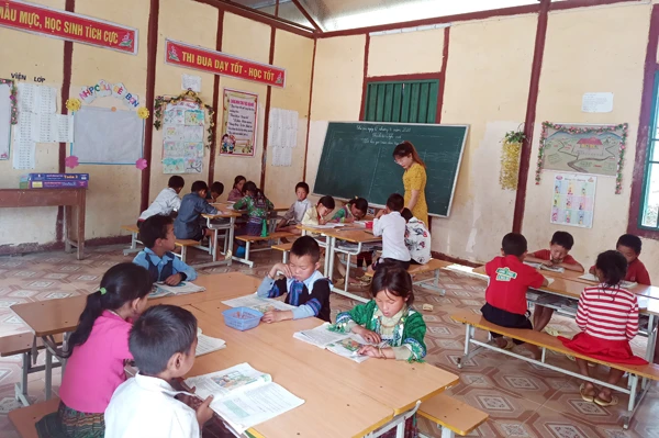 Các cô giáo tại Điểm trường Bản Giàng (Trường Tiểu học Pa Cheo) bám bản để dạy chữ.