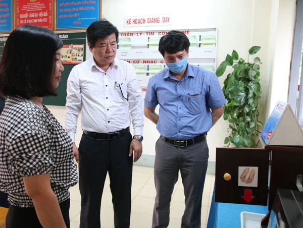 Lãnh đạo và cán bộ Sở Y tế tham gia trải nghiệm, đánh giá máy khử khuẩn.