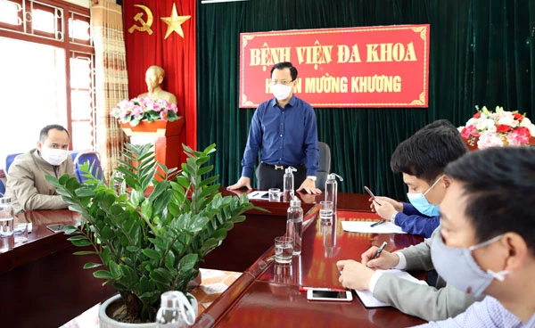 Đoàn công tác làm việc tại Bệnh viện Đa khoa huyện Mường Khương.