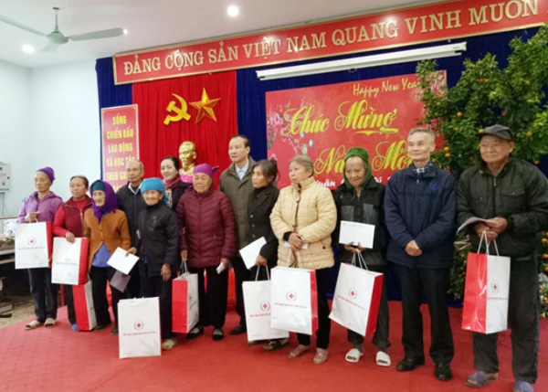 Trao quà tại Bản Vược.