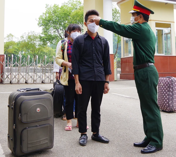 Bộ Chỉ huy Quân sự tỉnh tiếp nhận các công dân từ Hà Tĩnh bàn giao.