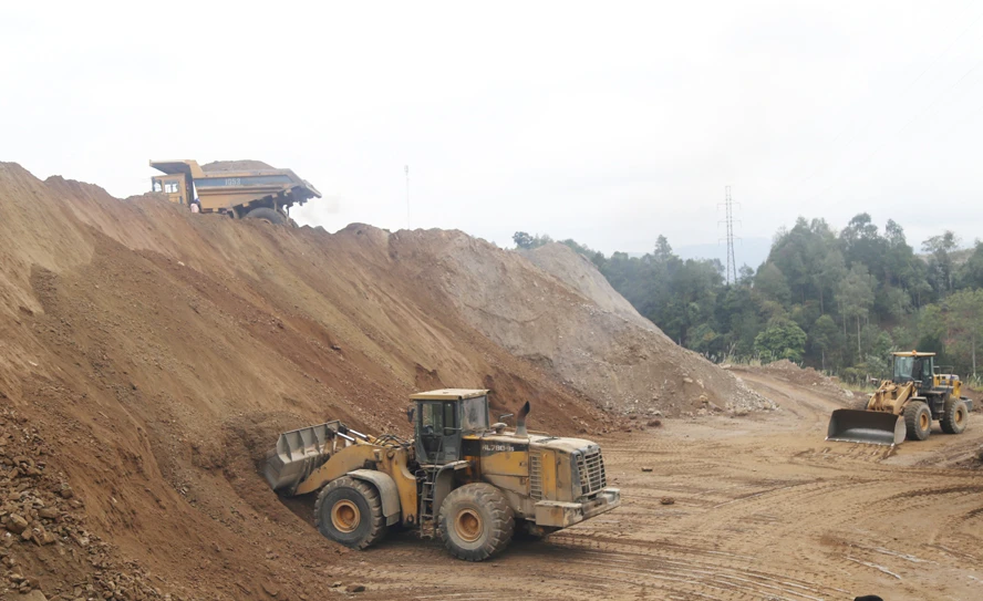 Quặng apatit các loại tồn kho 1 triệu tấn.