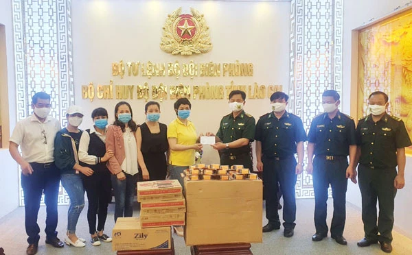 Tặng thiết bị và nhu yếu phẩm cho Bộ Chỉ huy Bộ đội Biên phòng Lào Cai.
