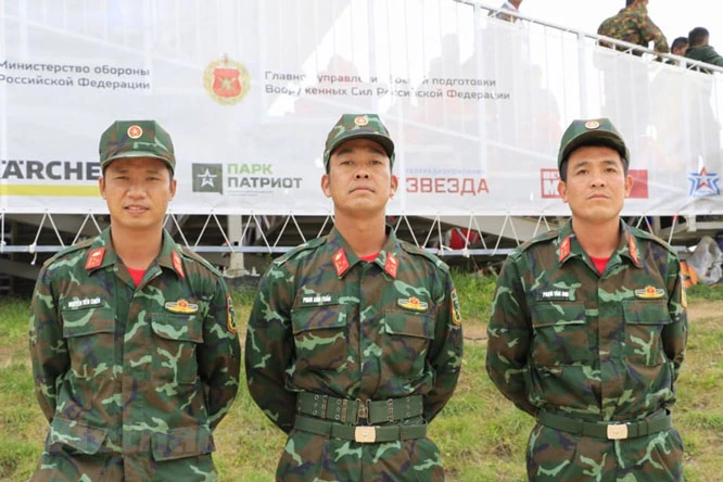 Kíp xe số 3 gồm lái xe Nguyễn Tiến Chiến, pháo thủ Phan Anh Tuấn và trưởng xe Phạm Văn Anh.