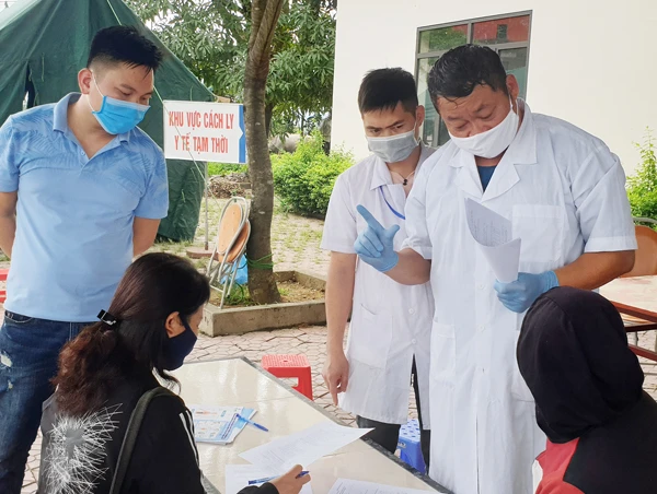 Cán bộ y tế tại Chốt kiểm dịch Km 237, cao tốc Nội Bài – Lào Cai giải thích cho một người dân cố tình không chấp hành khai báo y tế.
