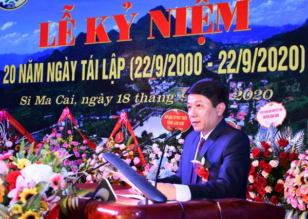 Đồng chí Nguyễn Văn Minh, Bí thư Huyện ủy Si Ma Cai đọc diễn văn ôn lại chặng đường 20 năm tái lập huyện.