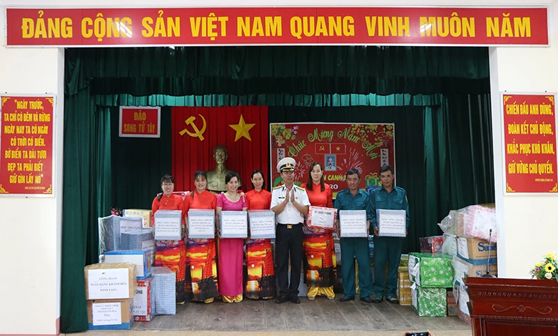 Quà tết đến với Trường Sa ảnh 7