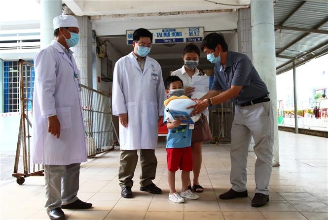 Lãnh đạo Sở y tế Tây Ninh trao quà cho bệnh nhân 252. Ảnh: Thanh Tân/TTXVN