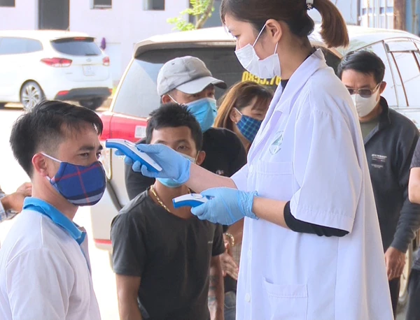 Đo thân nhiệt cho lái xe.