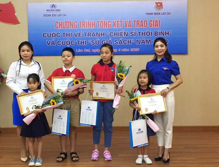 Trao giải cuộc thi vẽ tranh “Chiến sĩ thời bình”.