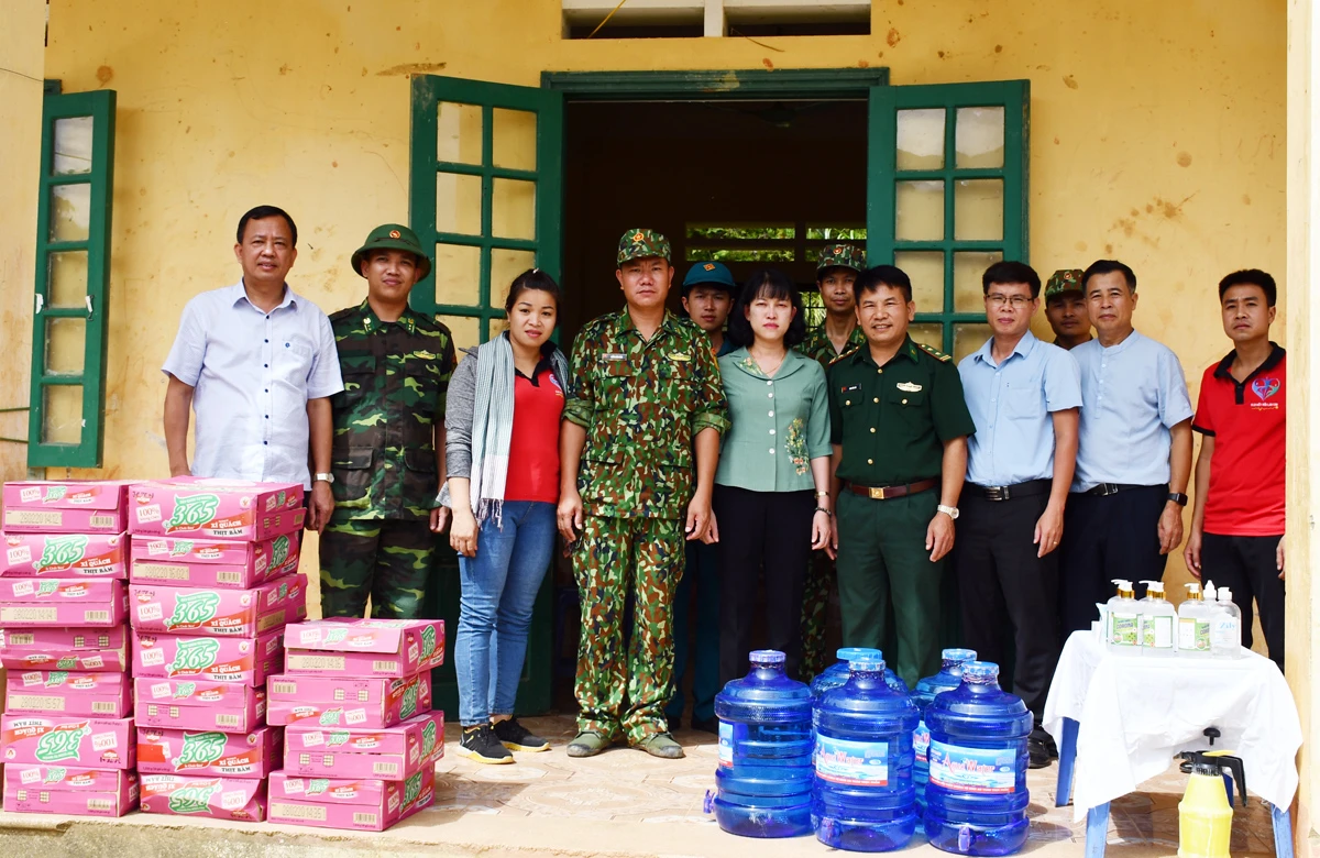 Thăm hỏi, tặng quà Đồn Biên phòng Tả Gia Khâu ảnh 3