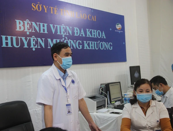Lãnh đạo Bệnh viện Đa khoa huyện Mường Khương trình bày về công tác chuẩn bị và nhu cầu tiếp cận khám, chữa bệnh từ xa của đơn vị.