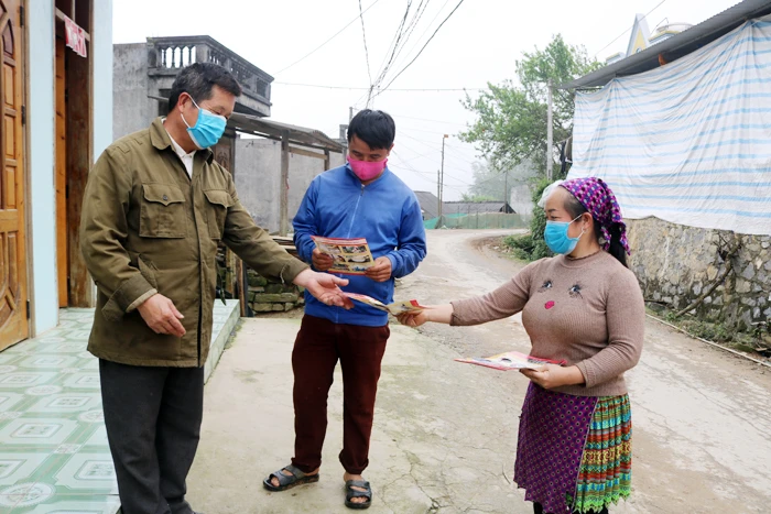 Chị Hảng Thị Mão tuyên truyền người dân cách phòng, chống dịch Covid-19.