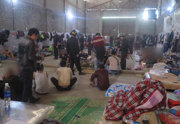 Cảnh sát cơ động tham gia triệt phá nhóm cai cửu tại xã Bản Phiệt, huyện Bảo Thắng.