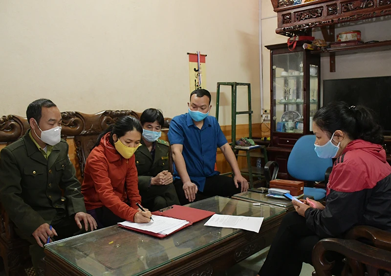 Đại diện gia đình ký biên bản bàn giao cá thể trăn.