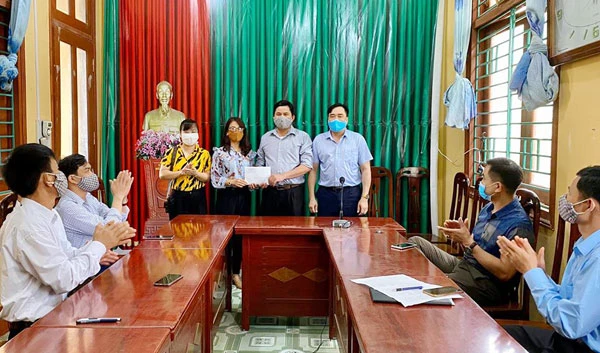 Đại diện Chi đoàn Báo Lào Cai trao số tiền cho MTTQ Việt Nam xã Xuân Thượng.