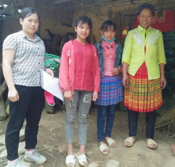 Giáo viên Trường PTDT bán trú Tiểu học và THCS Nàn Sín (huyện Si Ma Cai) nỗ lực vận động học sinh ra lớp.