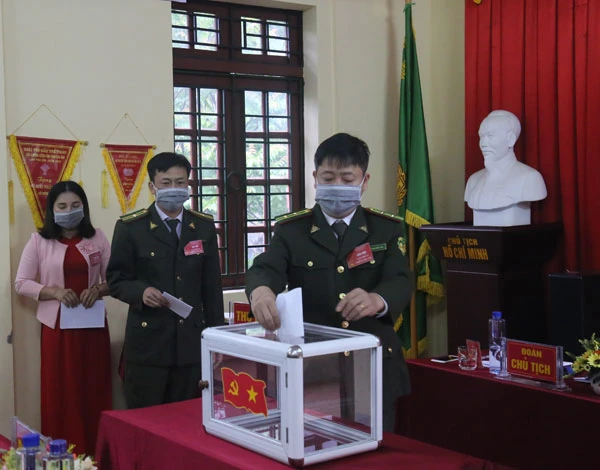 Bỏ phiếu bầu Chi ủy Chi bộ khóa II.