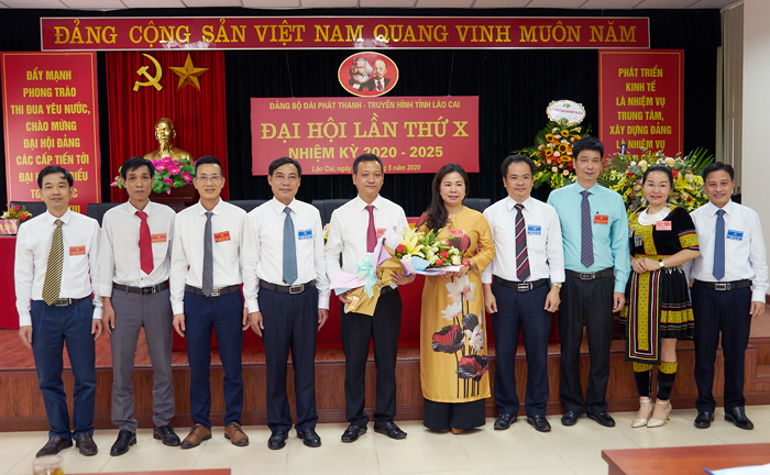 Lãnh đạo Đảng ủy Khối Cơ quan – Doanh nghiệp tỉnh tặng hoa chúc mừng Ban Chấp hành Đảng bộ Đài PT - TH tỉnh khóa mới. (Ảnh: Phan Hiệp)