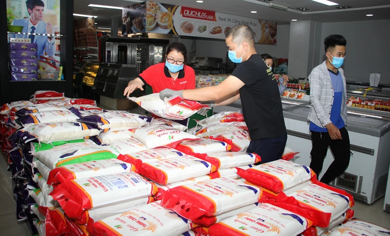 Siêu thị đã làm việc với nhà phân phối có thể cung cấp hàng ngàn tấn gạo đáp ứng nhu cầu người tiêu dùng.