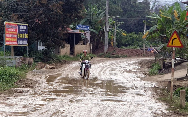 Xe quá tải và mưa lũ khiến nhiều tuyến đường trong tỉnh trở nên lầy lội.