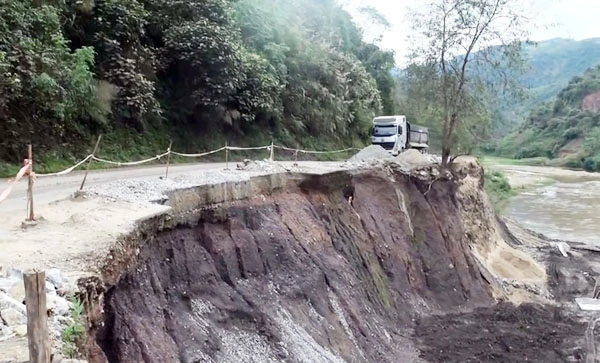 Một điểm sạt lở lớn trên Tỉnh lộ 151.